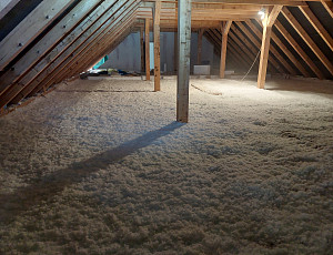 Zateplení stropu kulturního domu pomocí foukané izolace